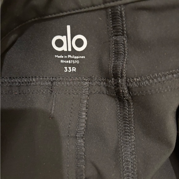 ALO Yoga Men's Black Cargo Pants - Picture 3 of 3